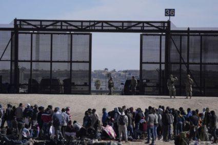 EE.UU. establecerá centros de inmigración en América Latina y agilizará el proceso de deportación