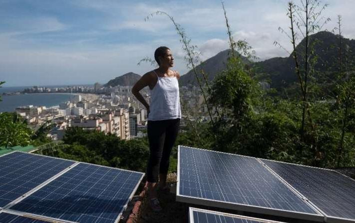 paneles solares el techo del albergue que posee en una favela 